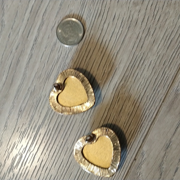 Stunning outfit maker Gold leopard heart stud earrings - Picture 5 of 5